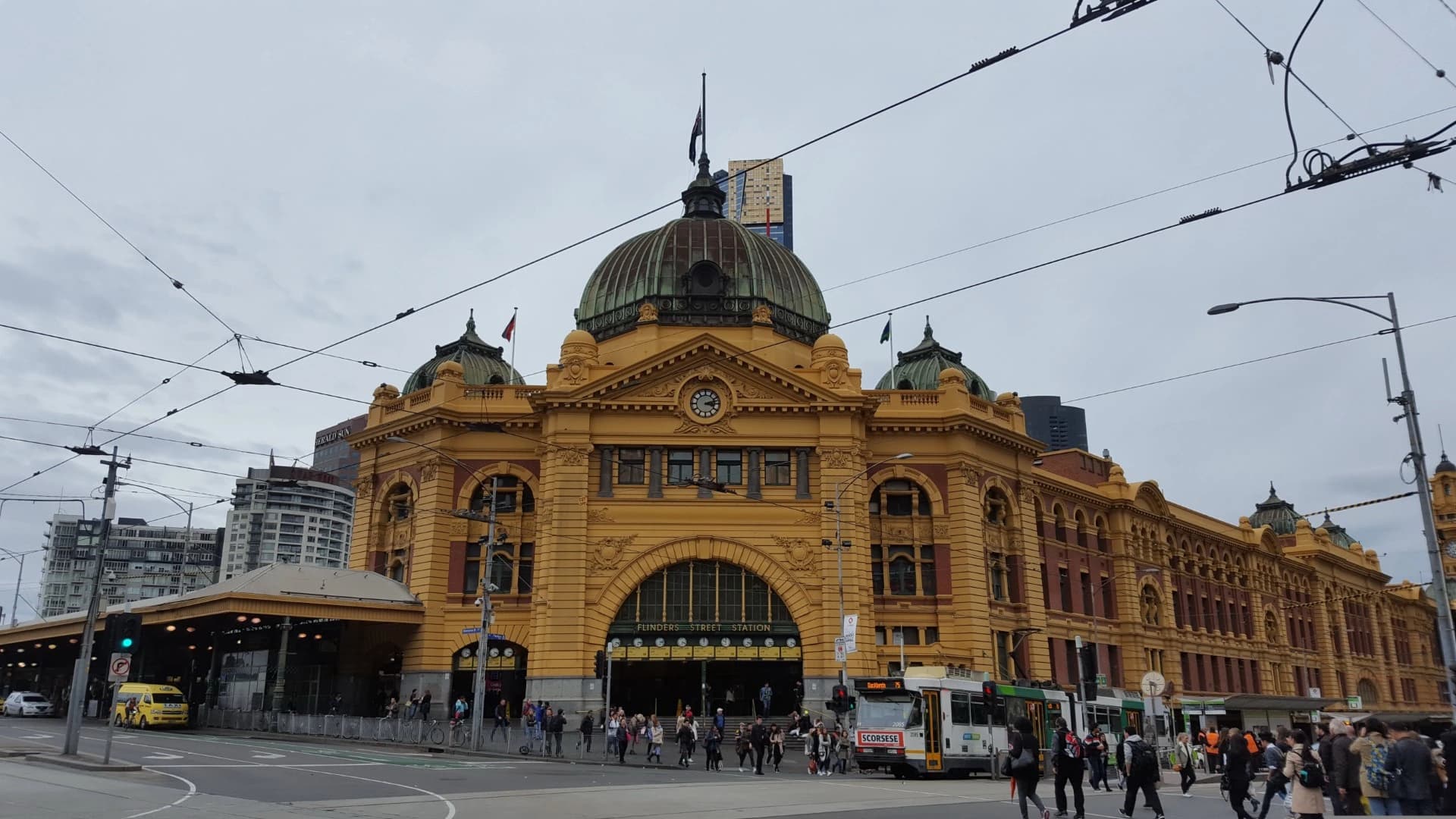 Flinders Street Station on a Melbourne evening, where ME CABS city rides start and end
